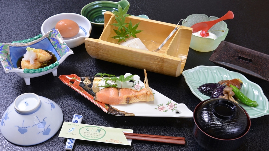 〇朝食付き〇お米は新潟三大ブランド「いわふね米」 お箸も進む、新鮮なお魚・お野菜の健康的な和朝食